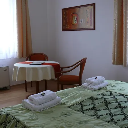 Szerencsemák Panzió Appartamento Kehidakustány